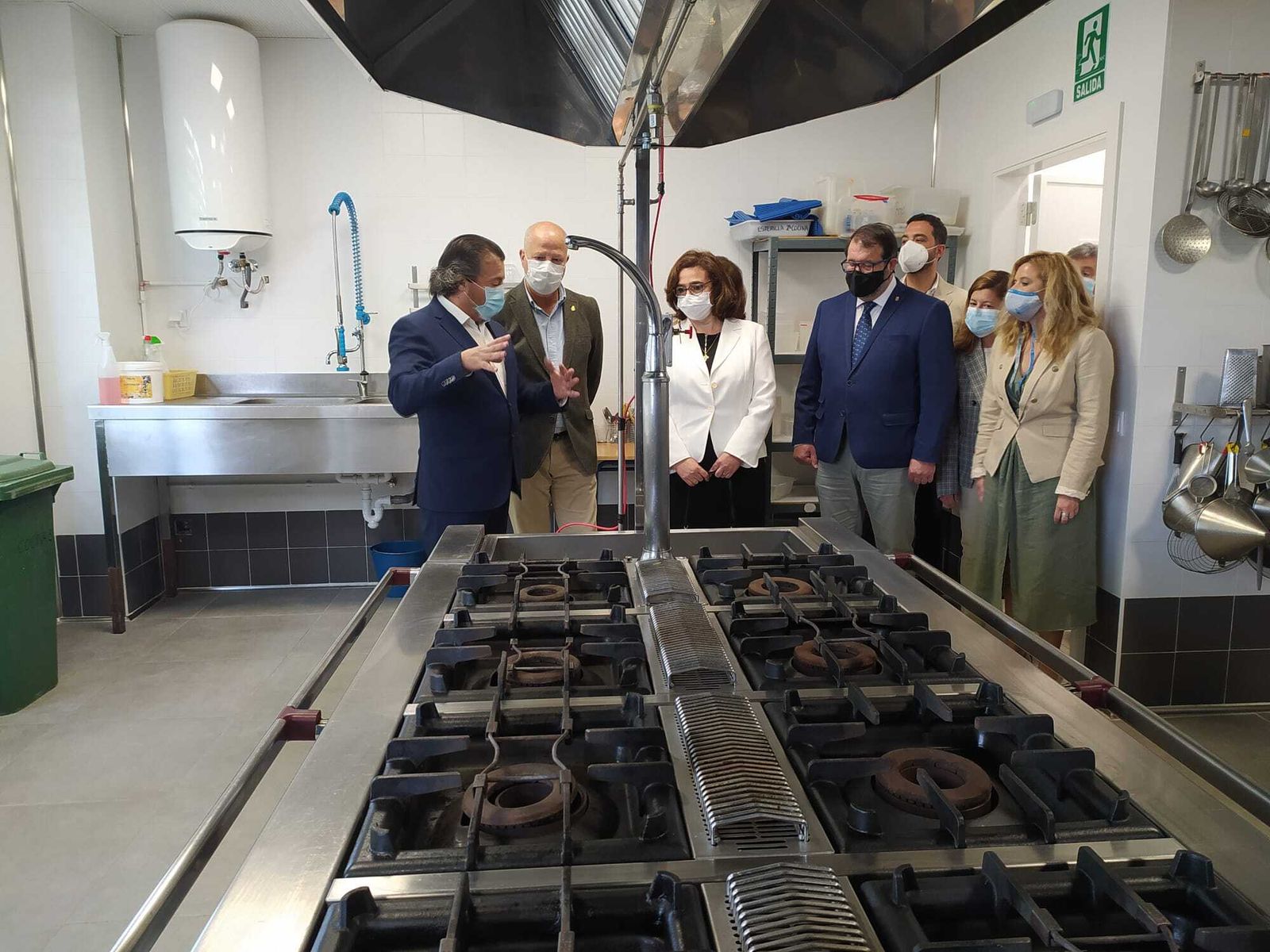 Javier Imbroda conoce las nuevas cocinas del IES Maese Rodrigo, en Carmona.