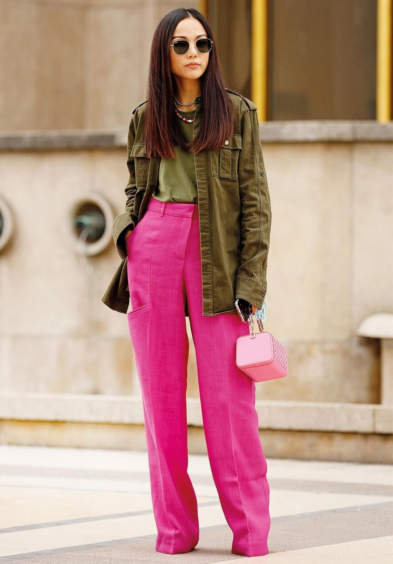 Pantalones anchos de color rosa para un look de oficina. Pantalones anchos de color rosa para un look de oficina.