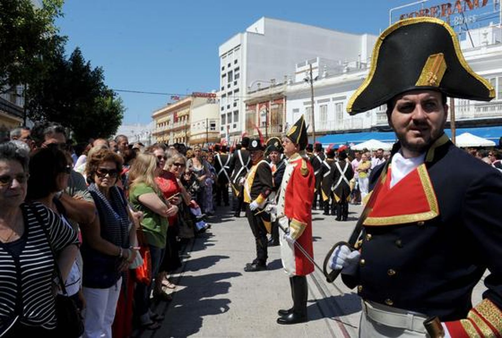 Unas 200 personas participan en el desfile de presentación del pendón de Fernando VII, recuperado para el Diez, ataviados con uniformes históricos.

Foto: Elias Pimentel