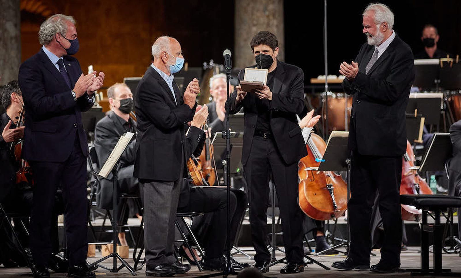 Perianes recibe la Medalla de Honor del Festival de Granada.
