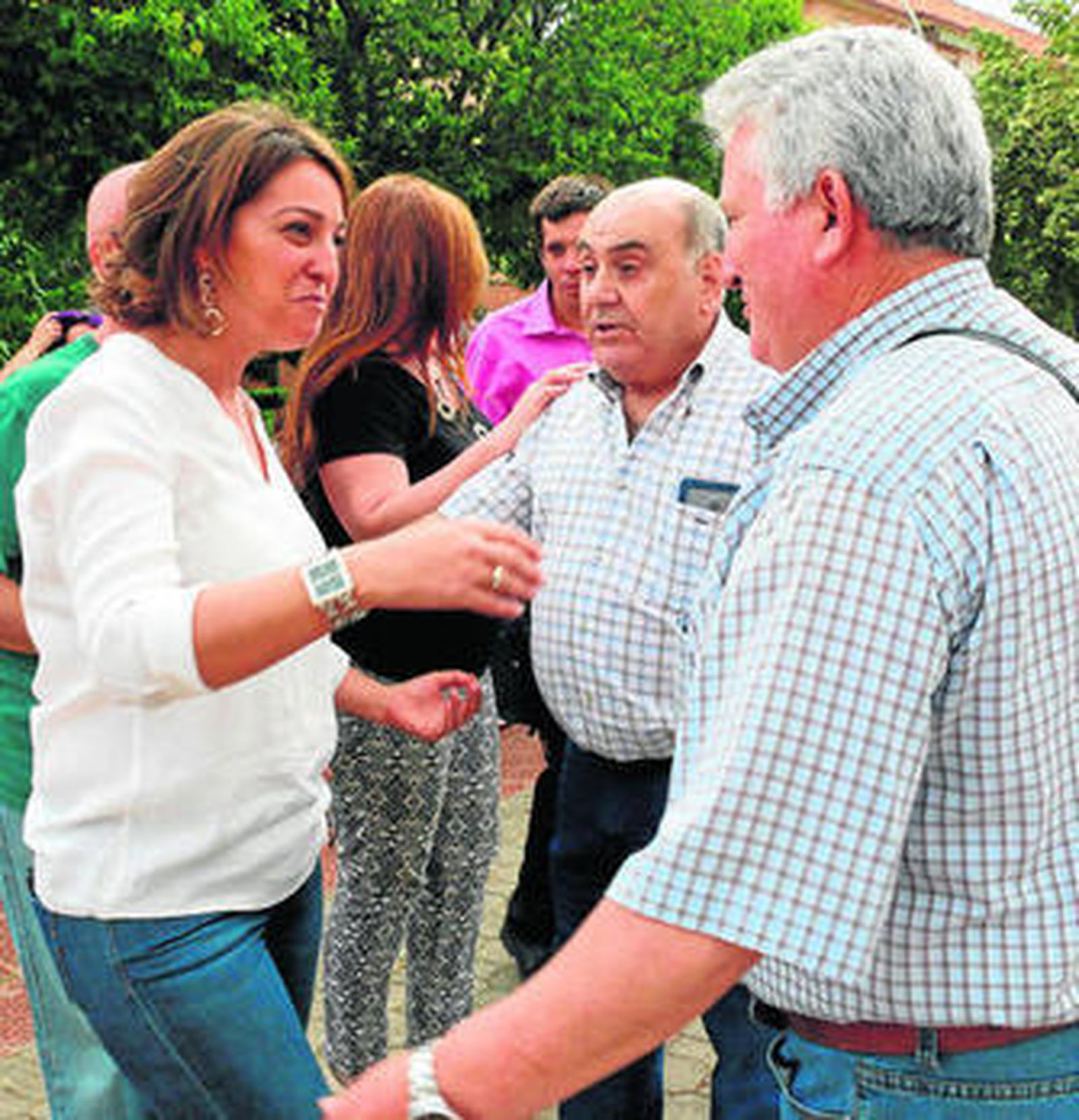 Isabel Ambrosio, ayer, en la Plaza Jazmín junto a algunos vecinos de Fátima.