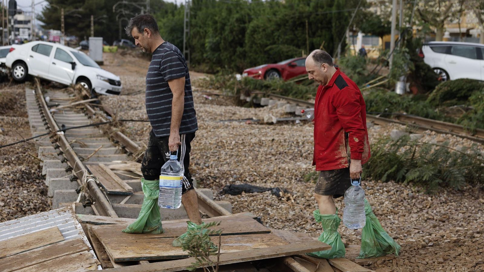 Valencia sigue buscando desaparecidos 2 días después de la tragedia histórica por la DANA