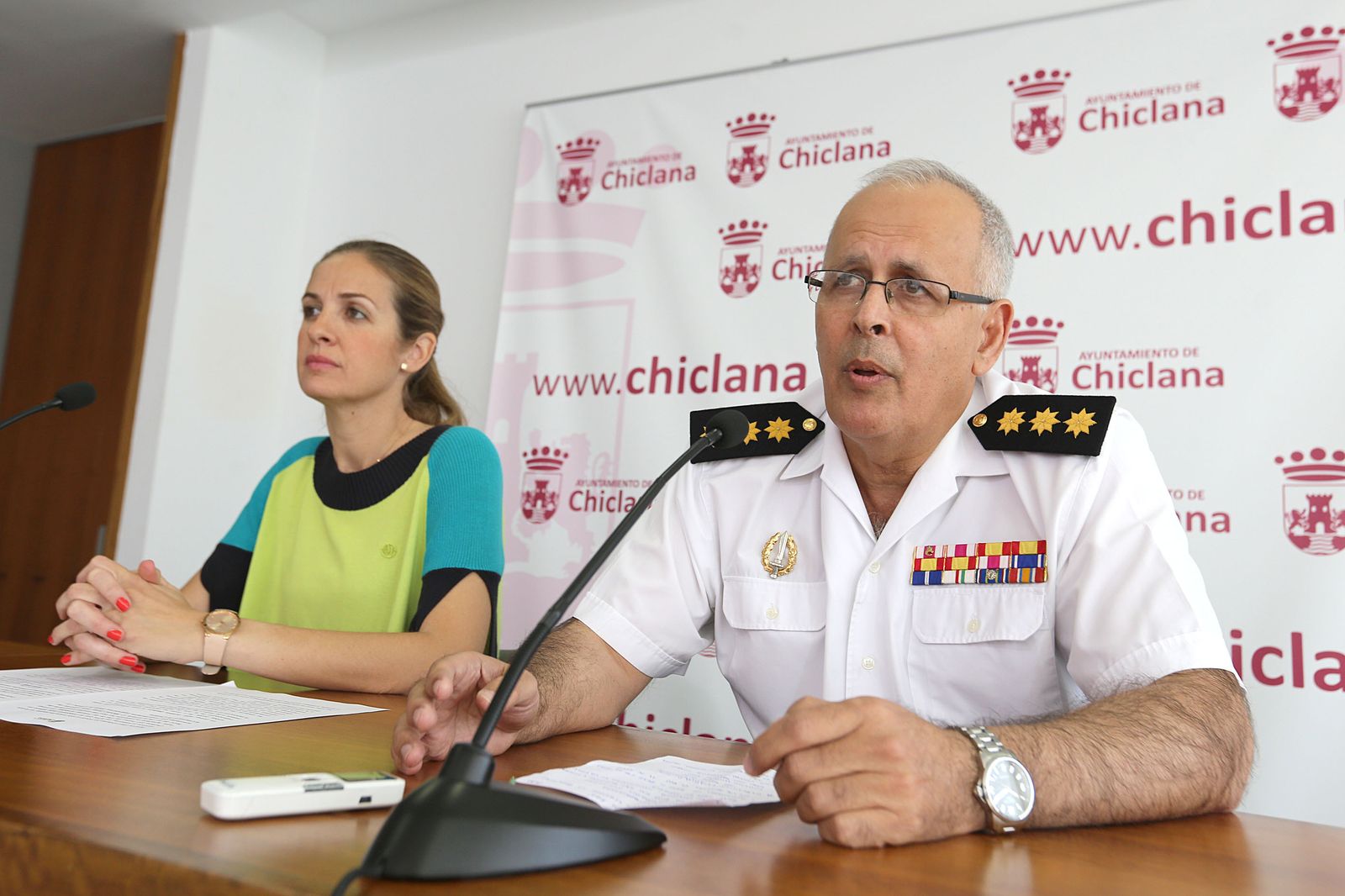 El coronel comandante del Tercio del Sur, Manuel Carlier, con la edil Carmen Jiménez, ayer en el Ayuntamiento.