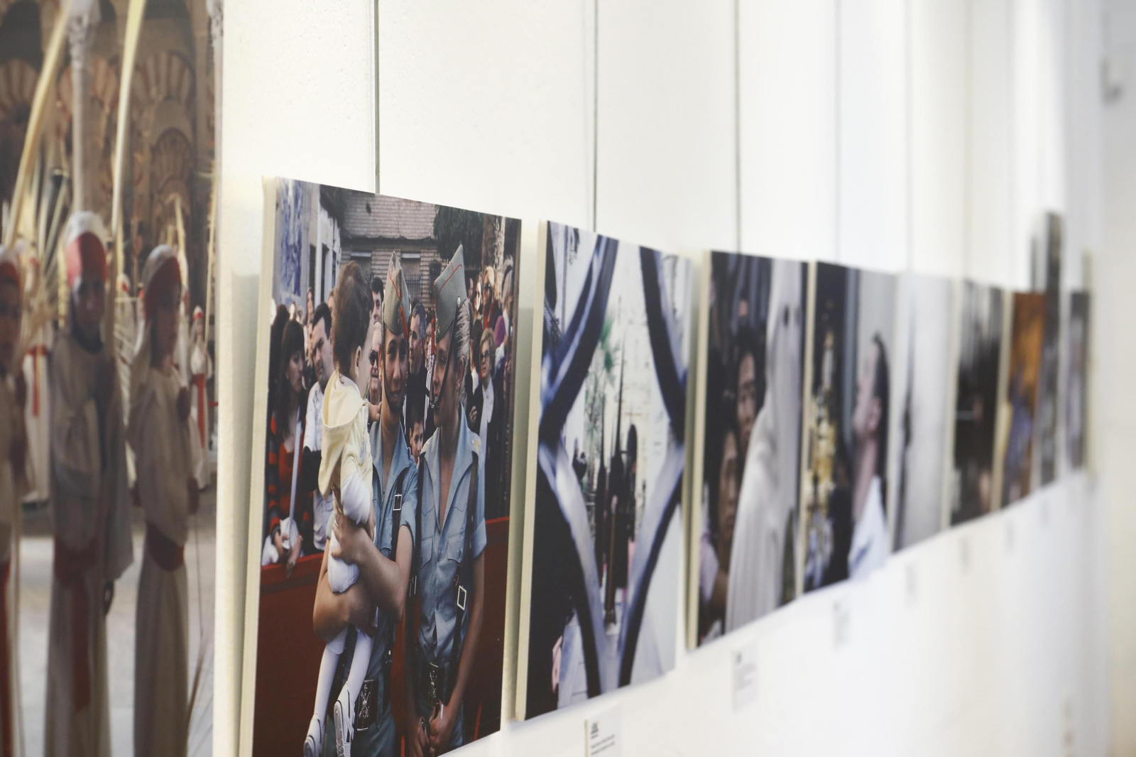 Presentación de la exposición fotográfica 'Miradas de pasión', en fotografías