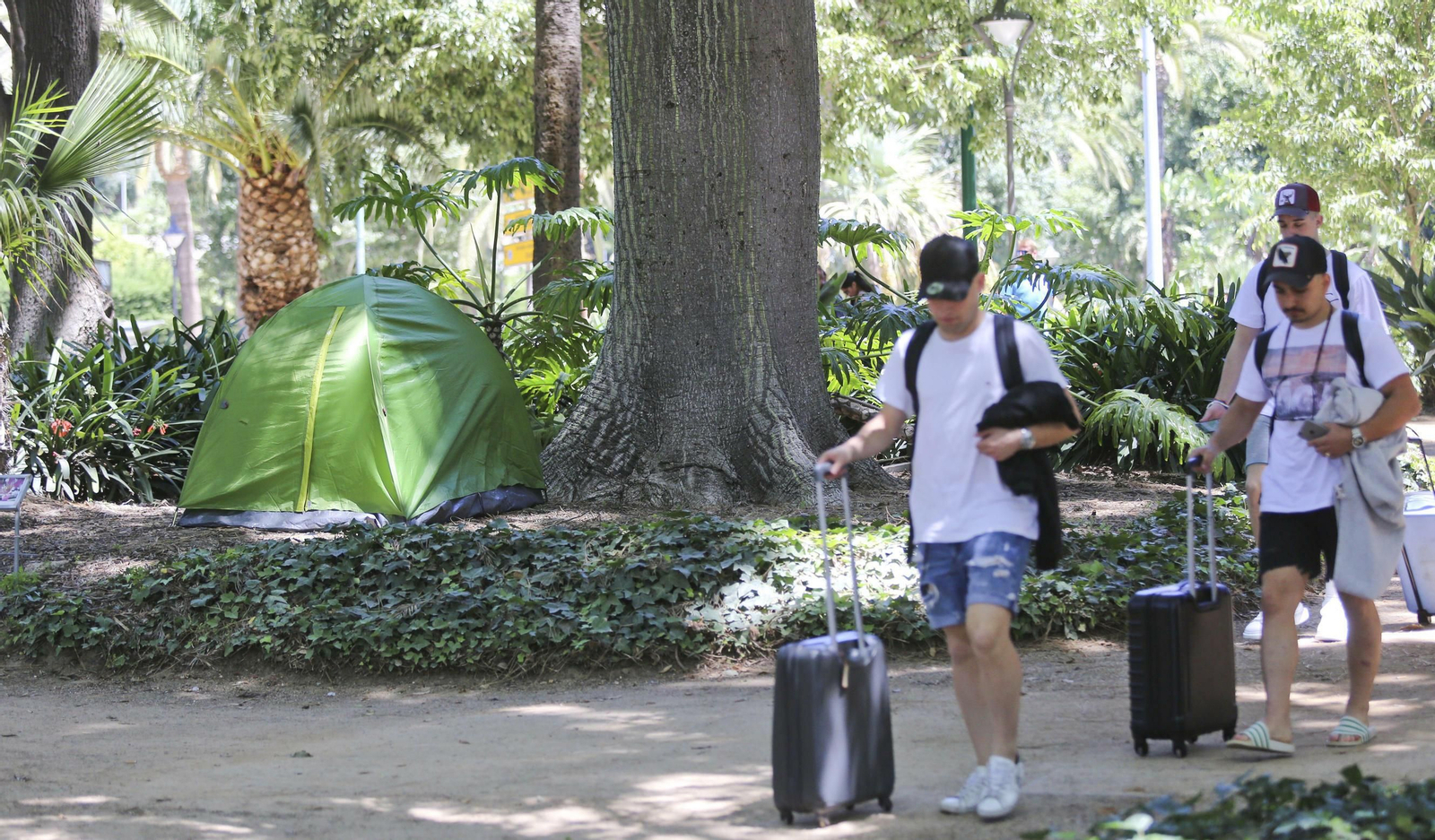 Fotos del  'camping' de los indigentes en el Parque de Málaga