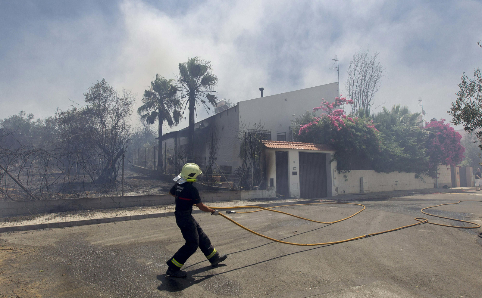 Bomberos del Aljarafe en un incendio en Espartinas, el verano pasado.