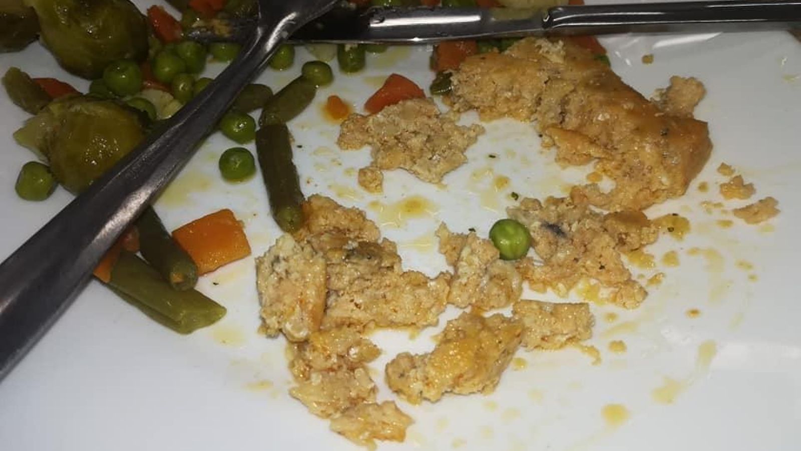 Plato de salmón con verduras.