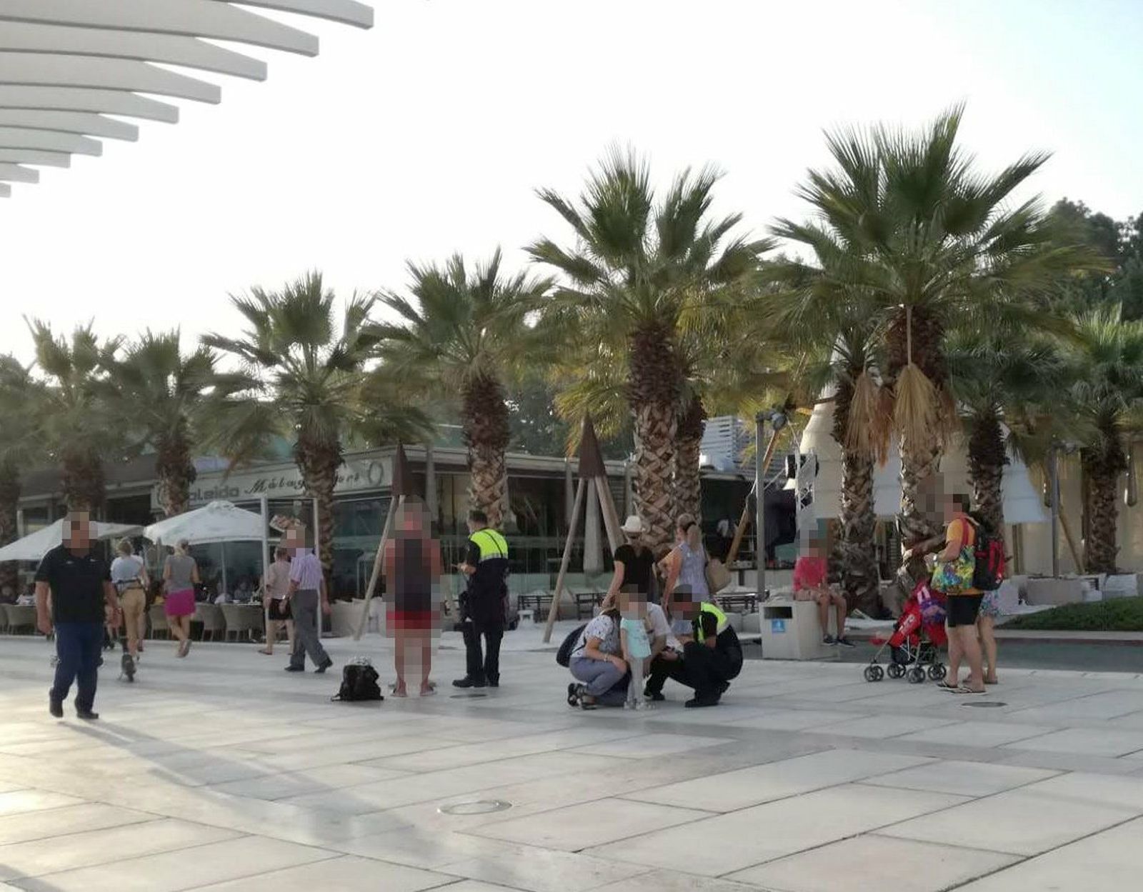 Agentes de la Policía Local con la familia de la niña.