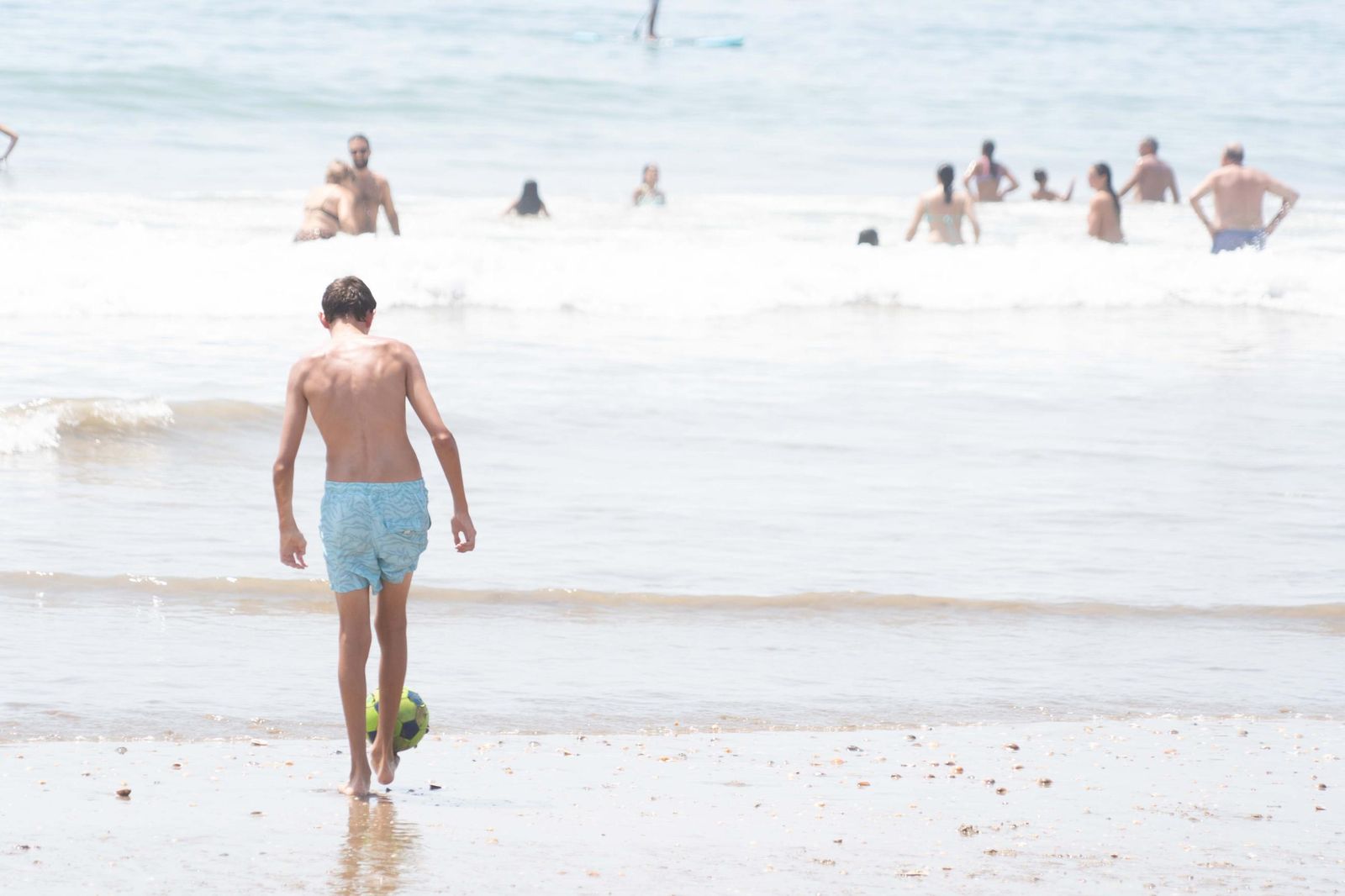 Imágenes de la mañana en las playas de Punta Umbría marcadas por la alerta roja