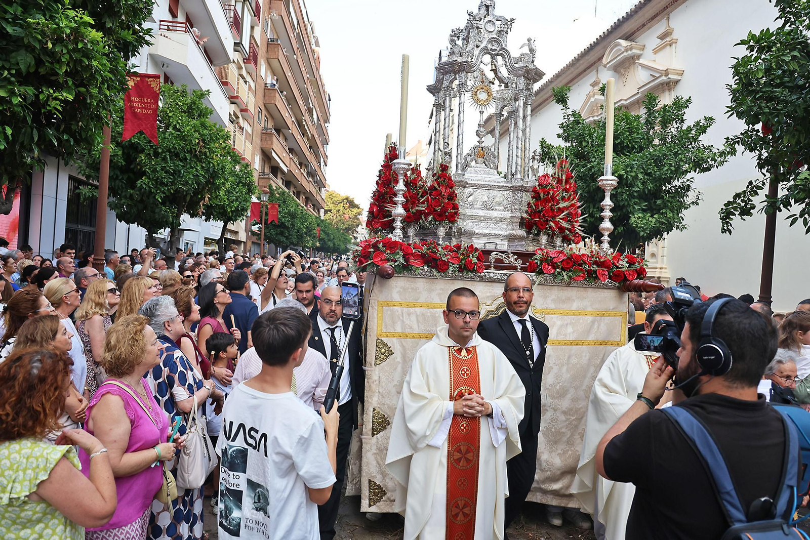 Imágenes de la procesión del Corpus Christi por las calles de Huelva