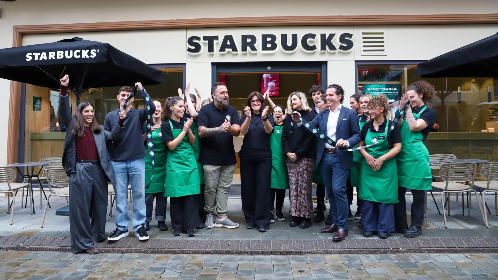 Apertura de un 'Starbucks' en los números 190-192 de Main Street, justo frente a la Catedral de Santa María la Coronada.