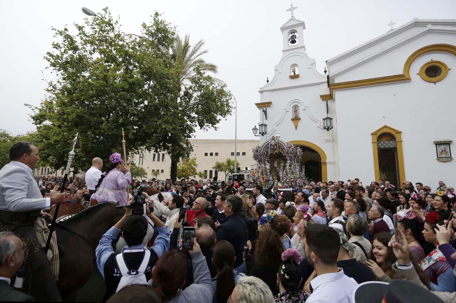 El Rocío 2023: Imágenes de la Hermandad de Emigrantes en su salida de Huelva