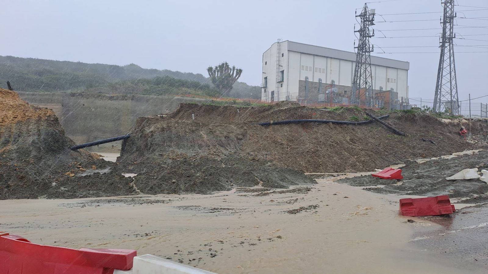 Las obras del Acceso Sur, donde se ha roto una tubería de abastecimiento para Getares.