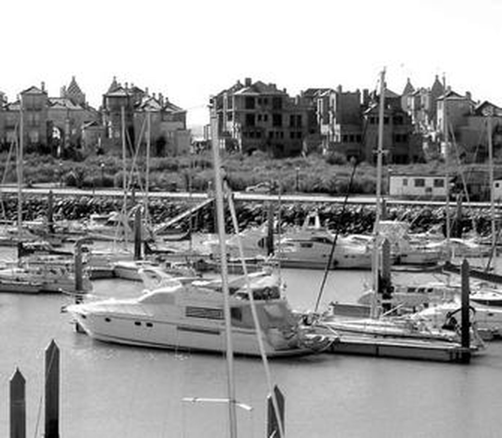 Embarcaciones atracadas en Puerto Sherry. Las de menor tamaño serán las más afectadas por la subida.