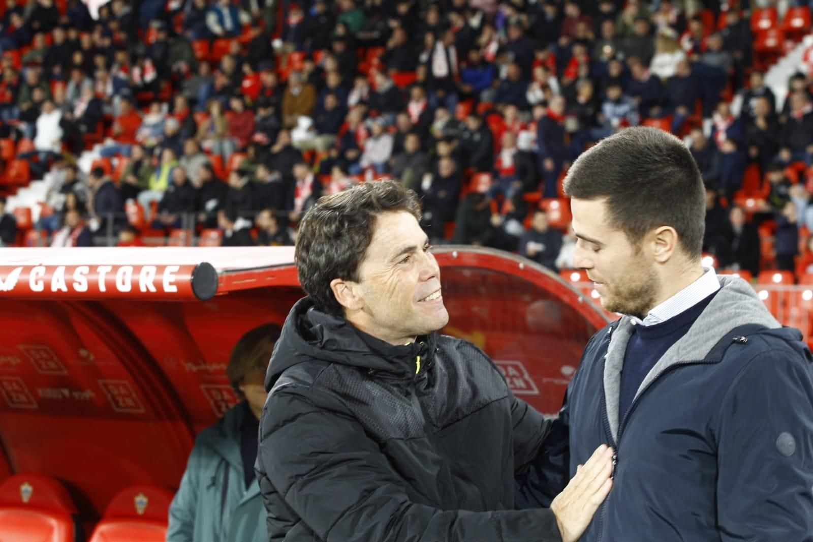 Rubi y Alessio Lisci se saludan antes del comienzo del encuentro entre rojiblancos y jabatos en el Estadio de los Juegos Mediterráneos.
