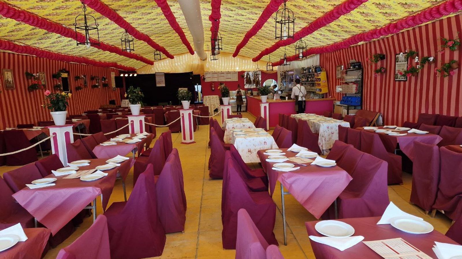 Una perspectiva de la caseta de la peña 'La sin  problema', que ha obtenido el segundo premio de interiores.