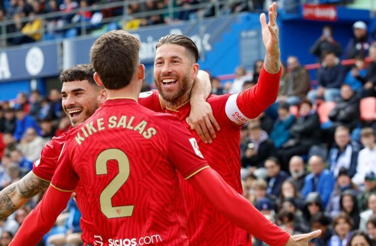 Marca Sergio Ramos en el primer córner.