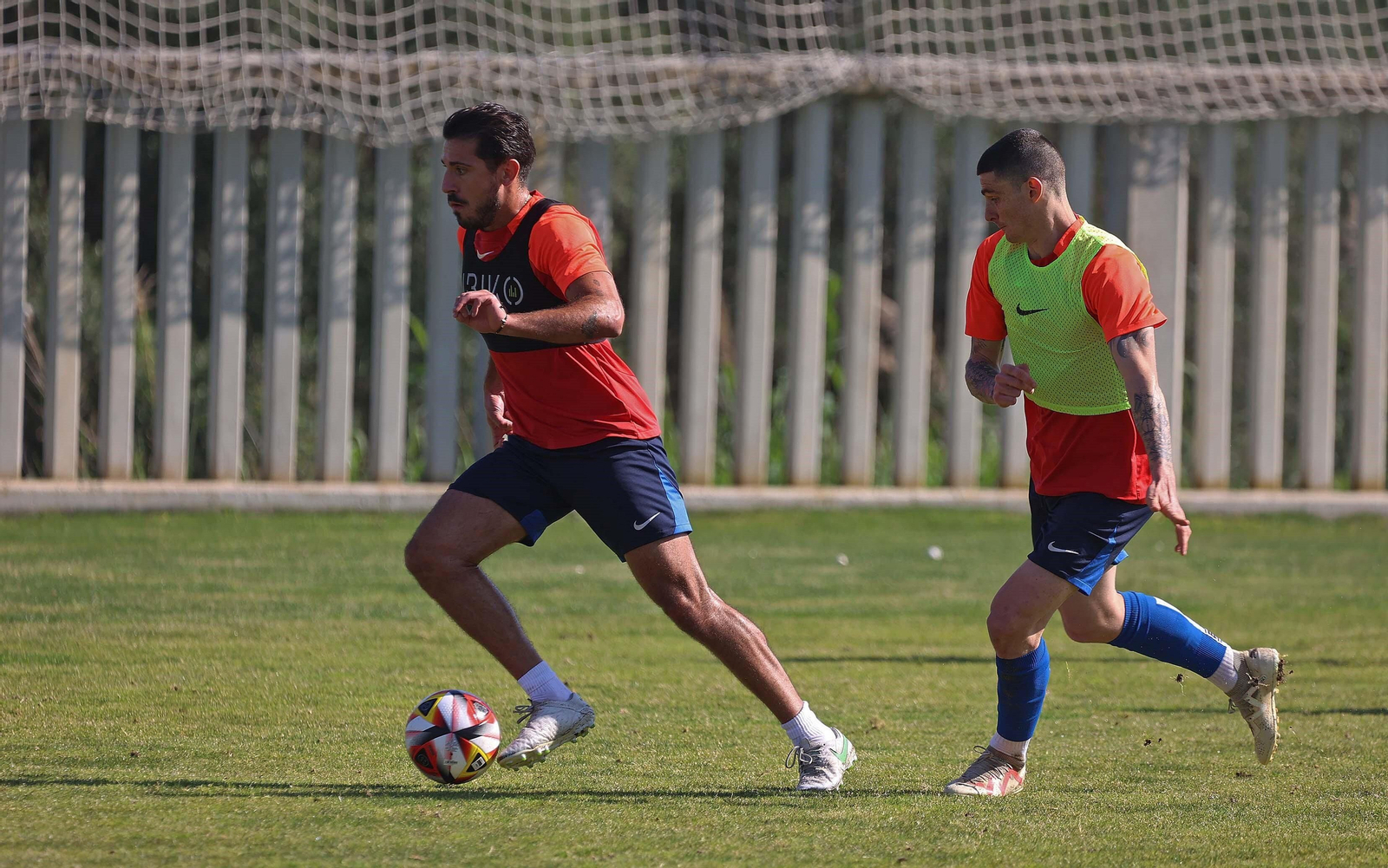Borja Fernández lleva el balón ante Eric Montes.