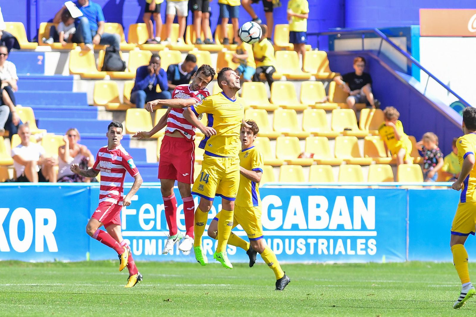 Saunier salta junto a un rival en un partido de la pasada campaña.