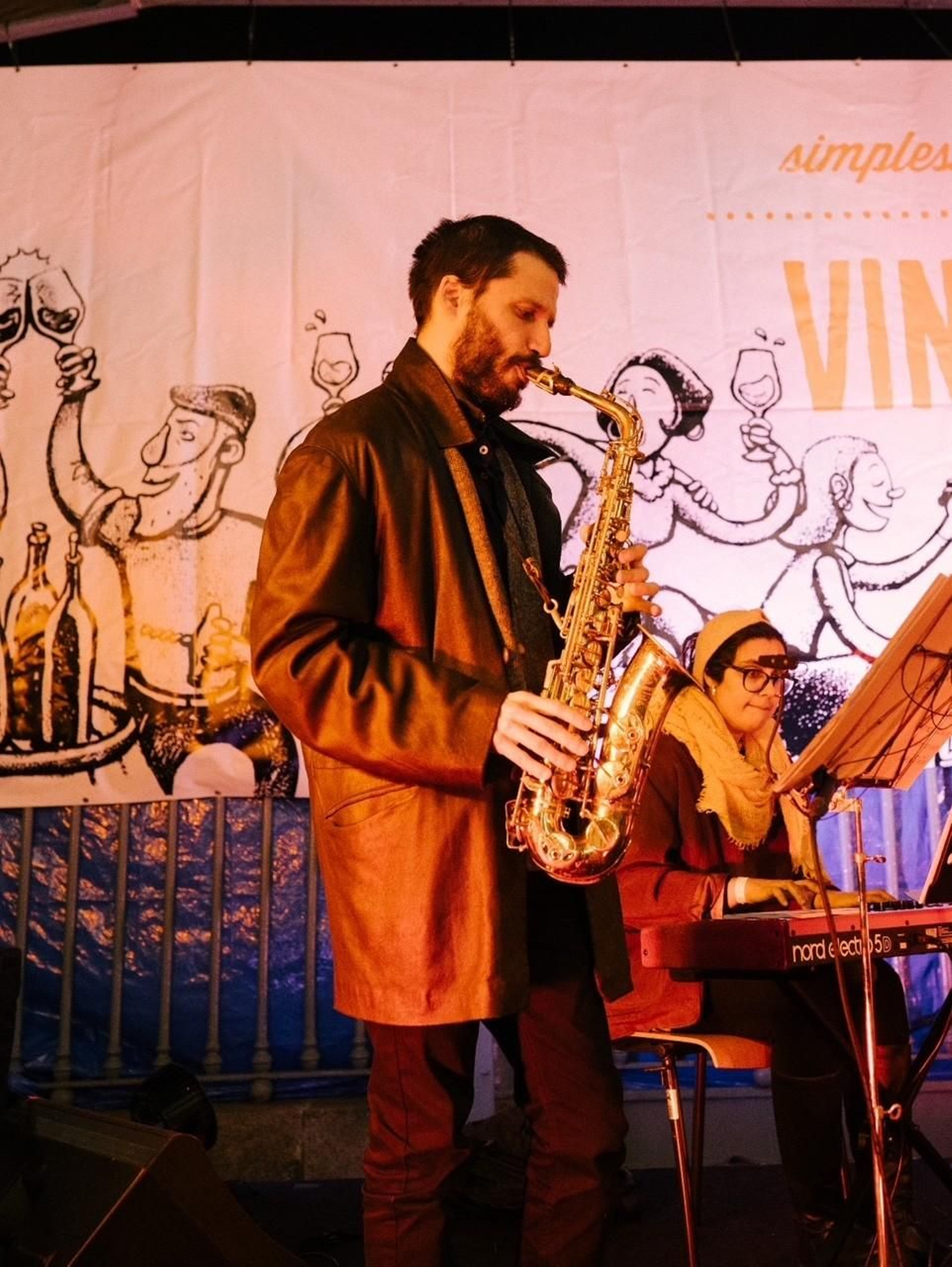 La música forma parte de este salón de vinos.