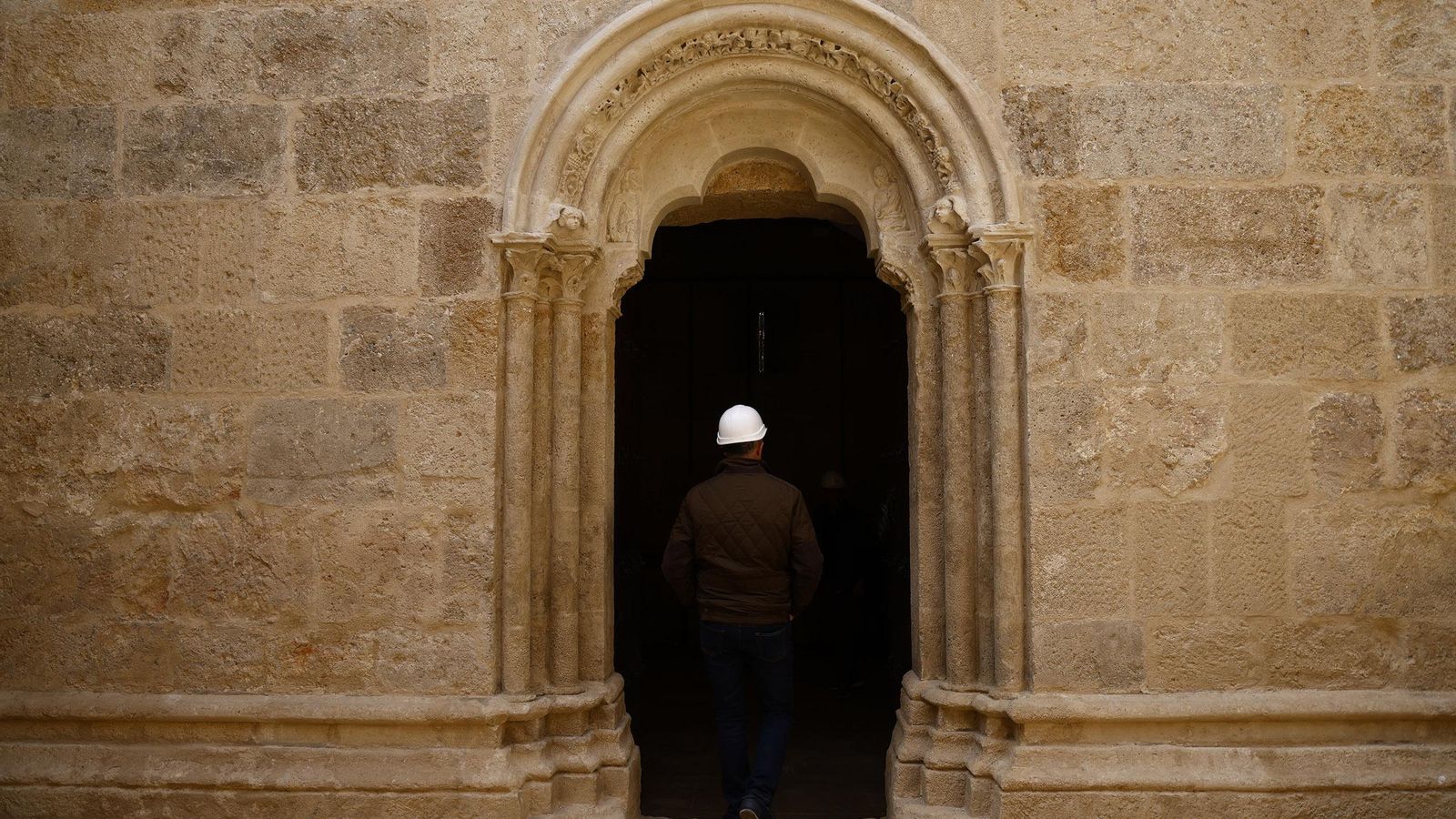 La portada por la que se accede al edificio.