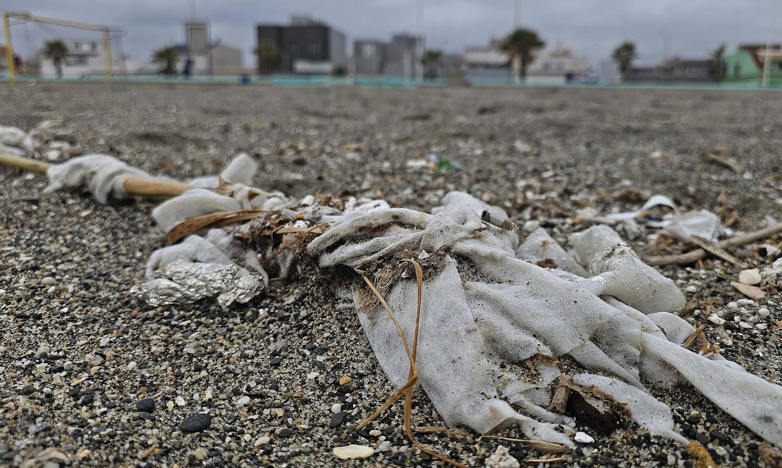 Las toallitas acumuladas en la playa de Levante de La Línea, en imágenes
