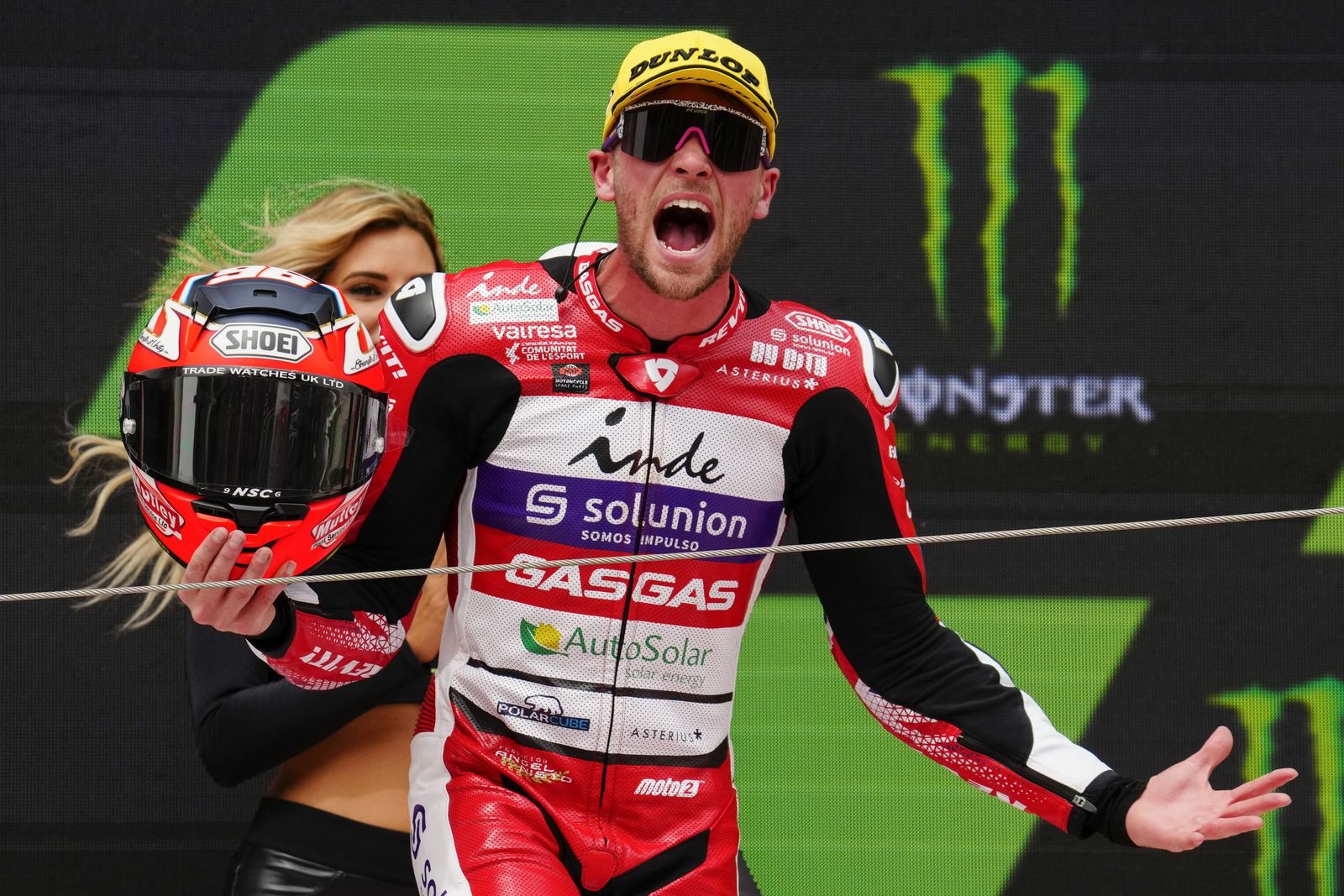 Las cariñosas fotos de Piqué, Clara Chía en el Mundial de Motos en Montmeló