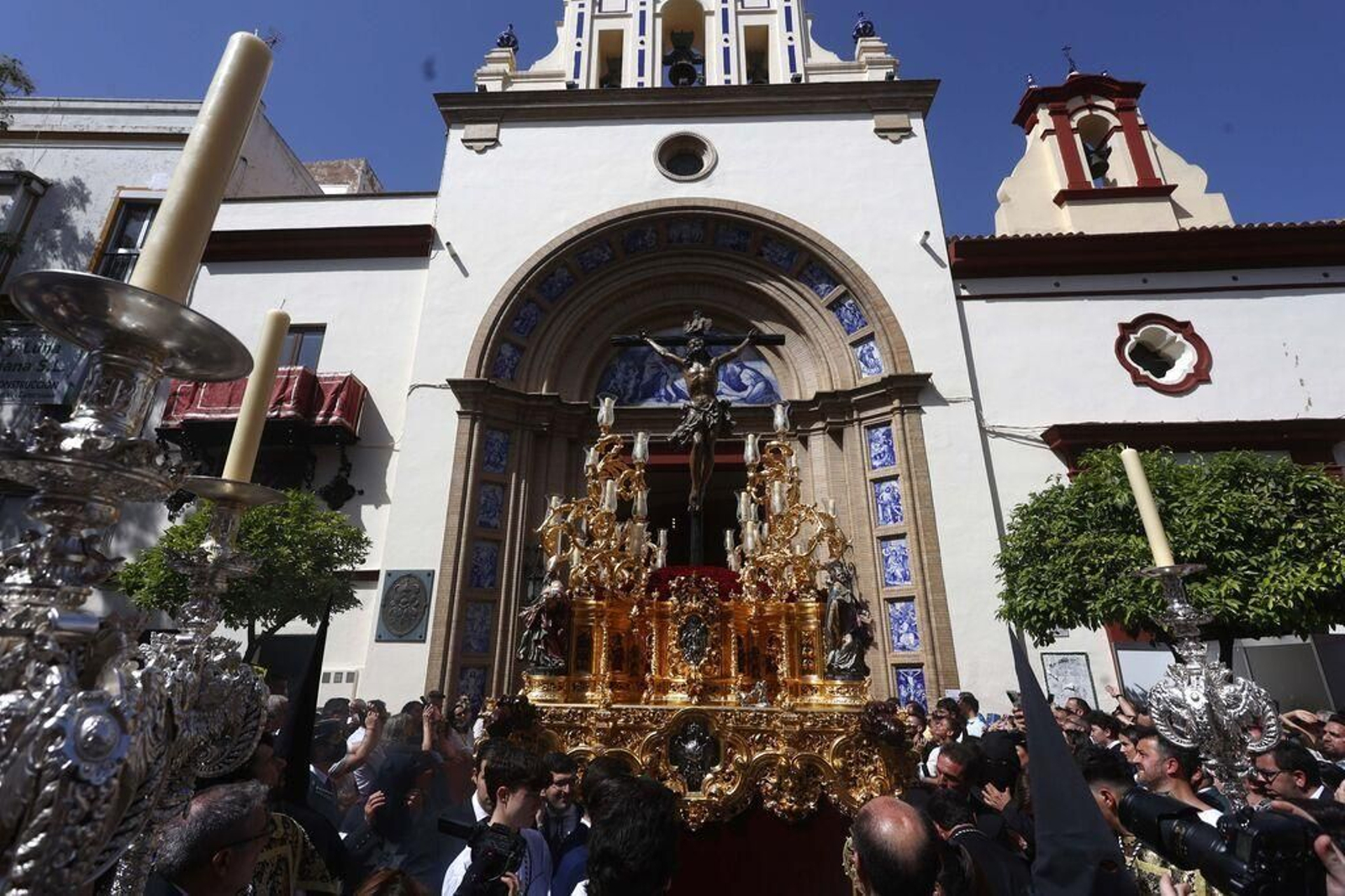 El Cachorro sale de su Basílica