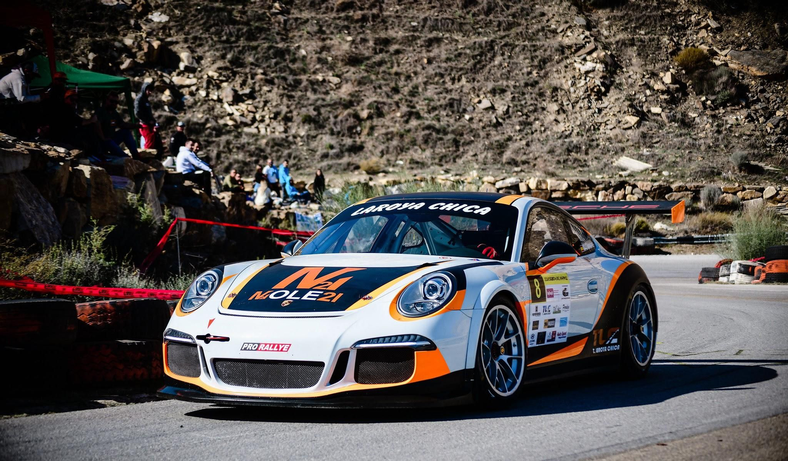 Uno de los vehículos su paso por uno de los tramos en la anterior edición de la Subida del Mármol de Macael.