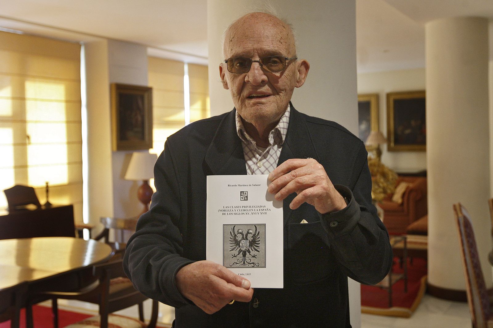 Ricardo Martínez de Salazar, con uno de sus libros en junio de 2017.