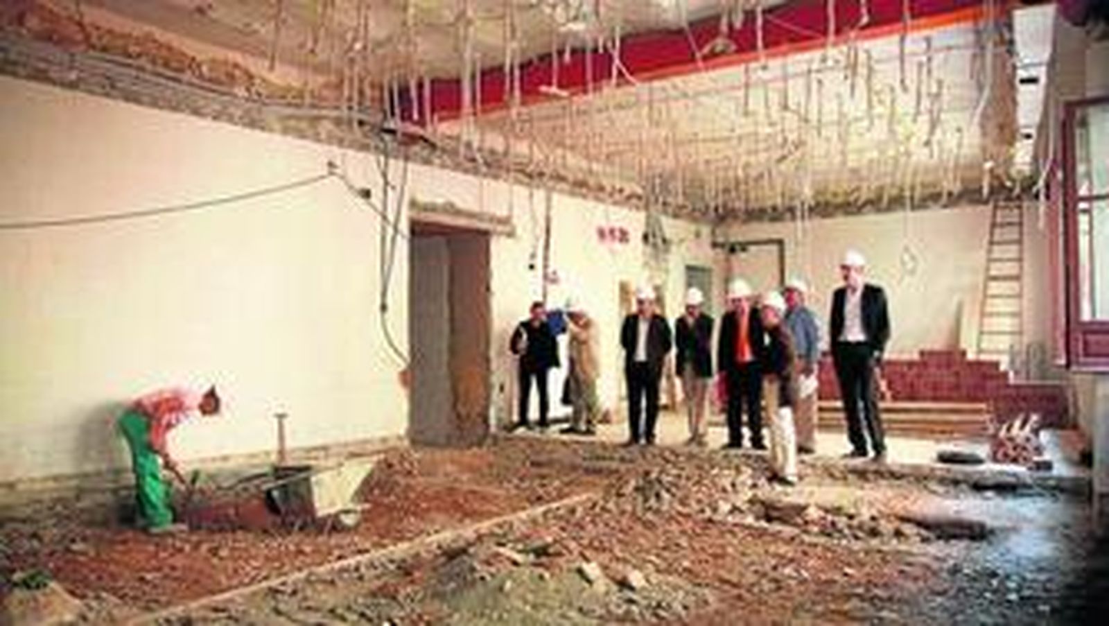 El vicepresidente segundo de la Diputación, Julio Bernardo, y la diputada provincial de Cultura, Asunción Pérez Cotarelo, contemplan las obras del auditorio, en la planta baja.