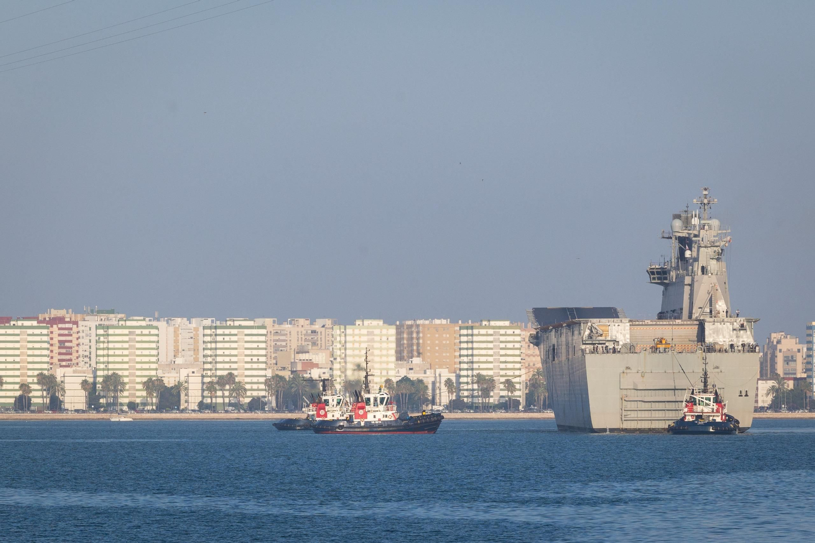 El LHD Juan Carlos I, en aguas de la Bahía de Cádiz, en su entrada a Navantia Puerto Real