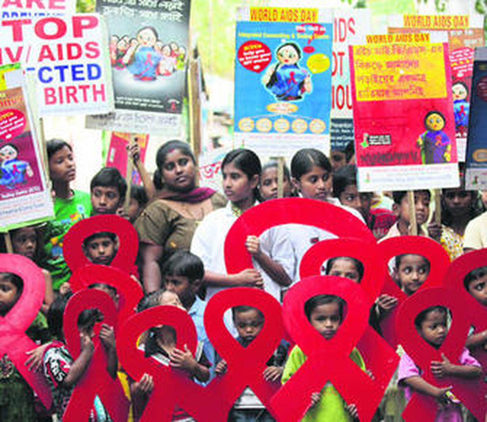 Escolares indios participan en una campaña para prevenir el sida.