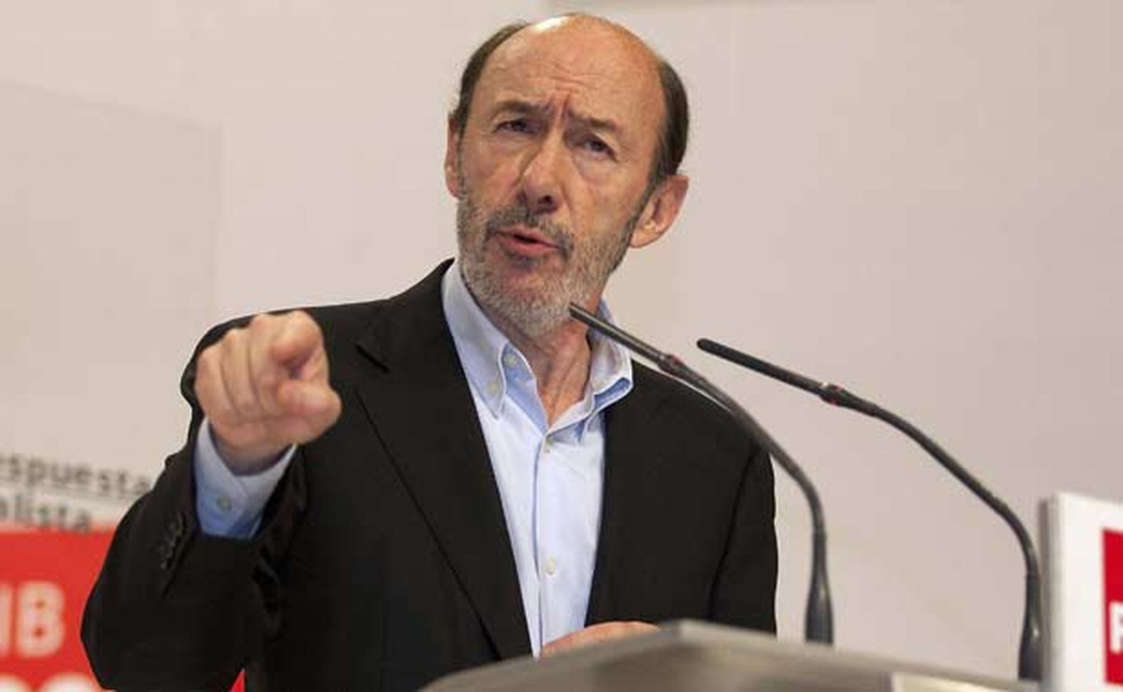 Rubalcaba anima al PSOE a "salir a la calle" contra una "revolución conservadora"