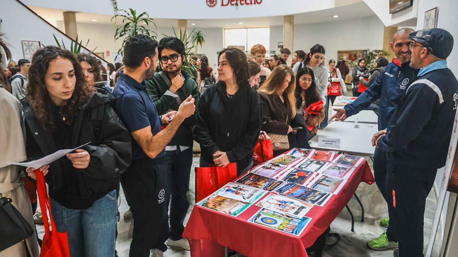 Muchos de ellos conversan en inglés al ser de nacionalidades diferentes.