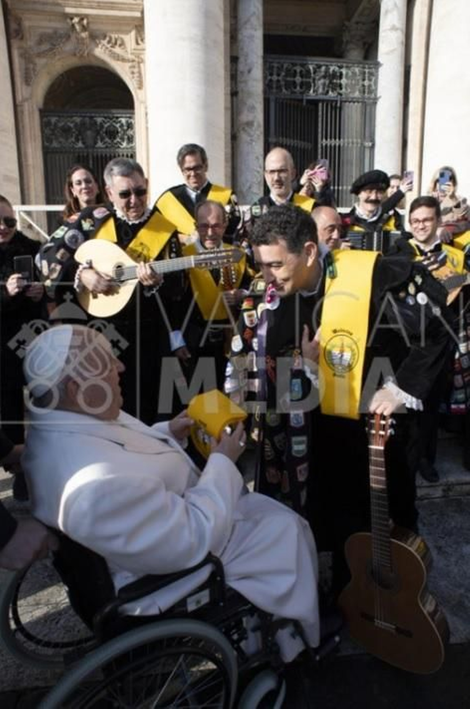 El Papa recibe la beca de honor de la tuna