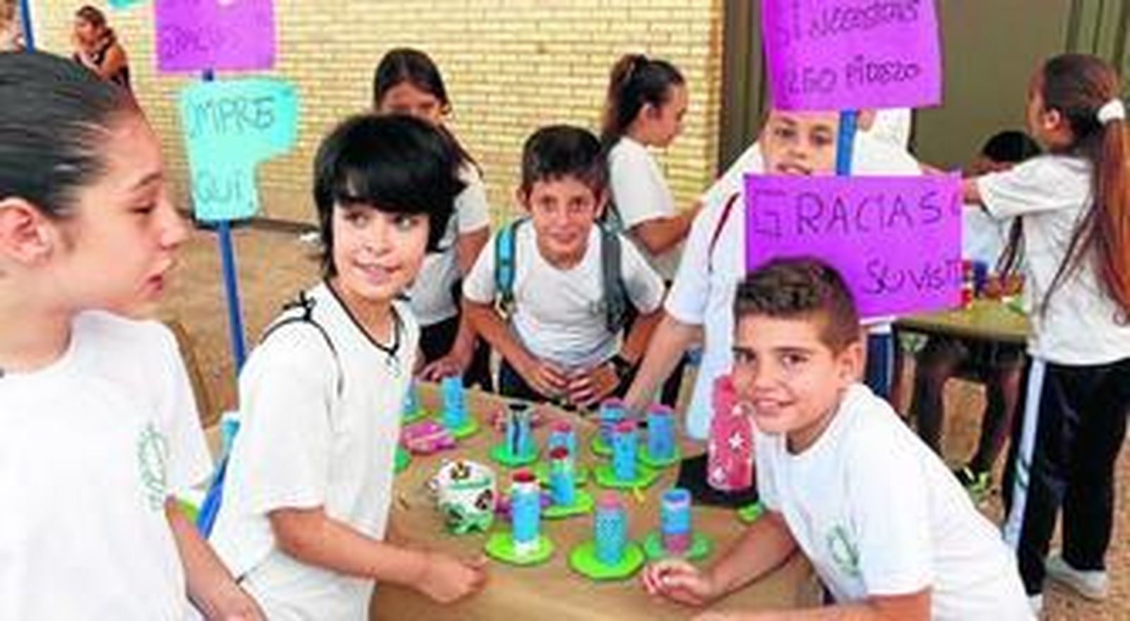 Distintos puestos del mercado solidario celebrado ayer en la plaza de Los Descubridores.