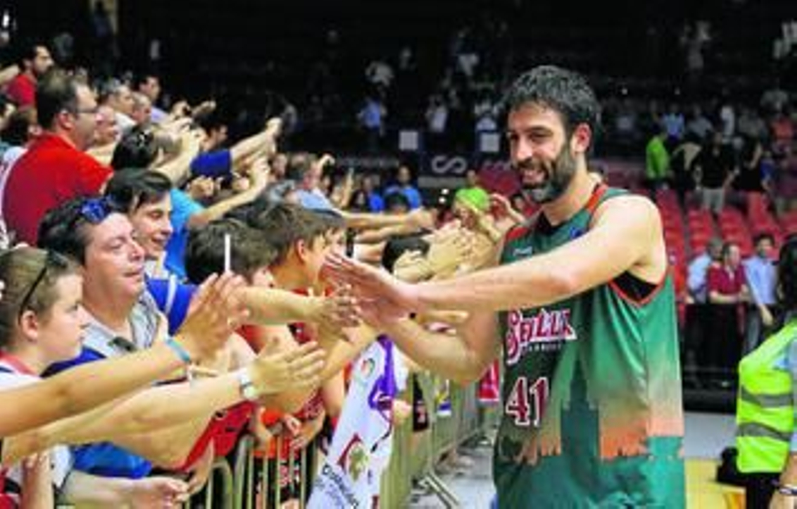 Berni Rodríguez saluda a la afición de San Pablo tras el último partido liguero ante el Real Madrid.