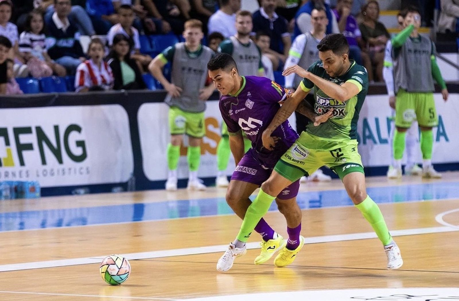 Henrique Diniz se enfrenta al exbético Cléber, durante un duelo de la UEFA Futsal Champions League.