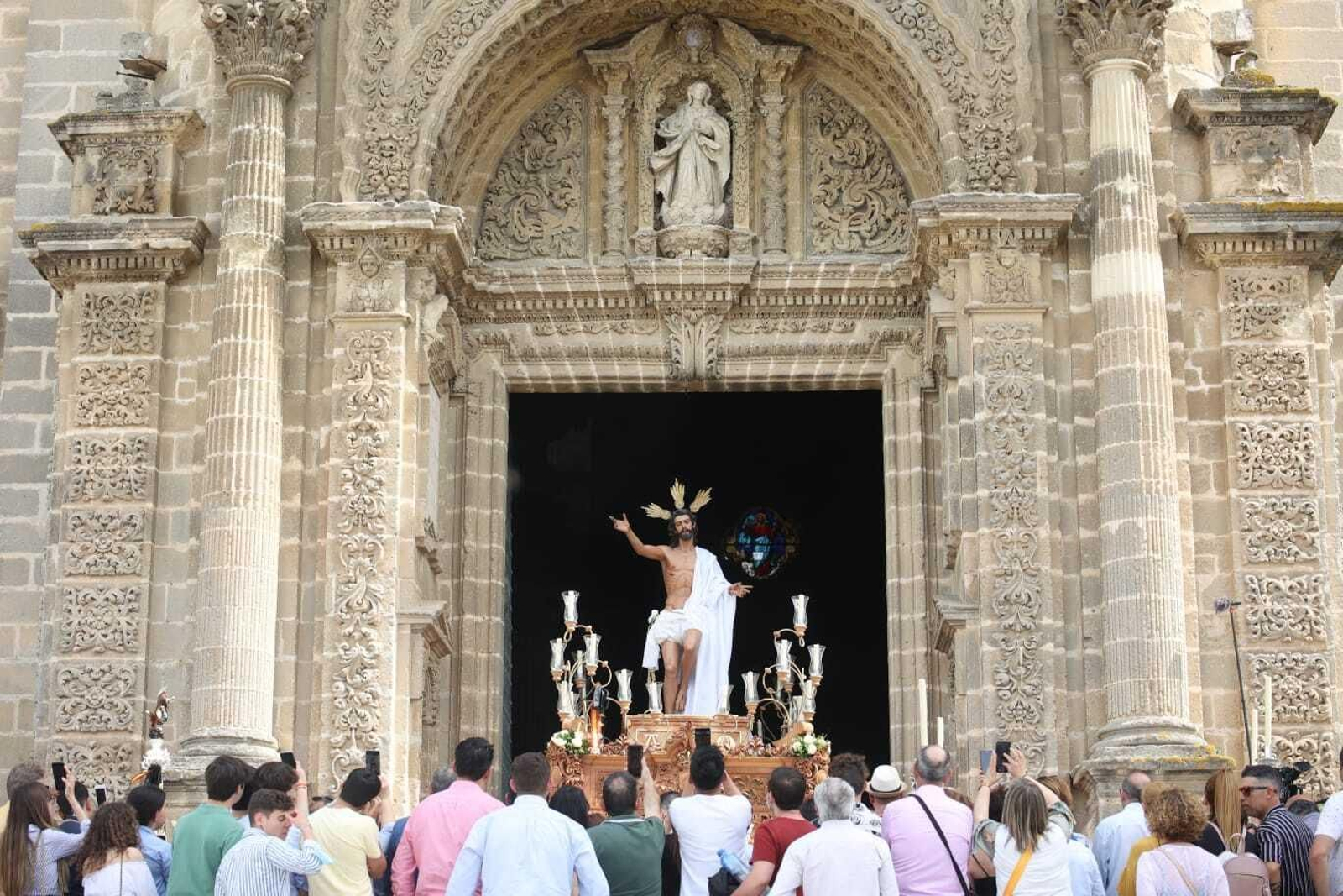 La Sagrada Resurrección saliendo desde la puerta principal de la Catedral. La Sagrada Resurrección saliendo desde la puerta principal de la Catedral.