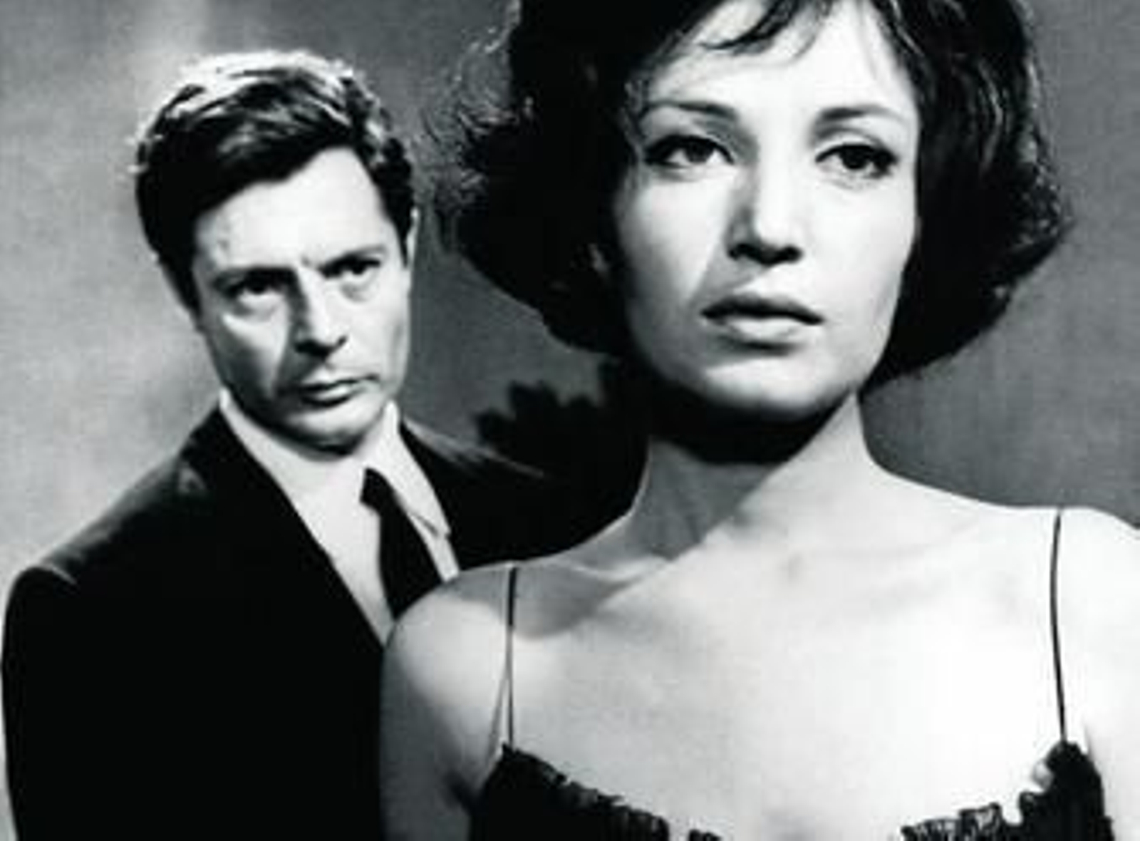 1. Marcello Mastroianni y Monica Vitti en 'La noche', dirigida por Antonioni. 2. Una de las escenas más recordadas de 'Amarcord', de Federico Fellini, que narra la vida de un variopinto grupo de personajes en la Italia fascista. 3. Giulietta Masina y Marcello Mastroianni protagonizan 'Ginger y Fred', dirigida por Fellini, en 1985. 4. Un retrato del escritor y guionista en una de sus últimas visitas a Sevilla, con motivo del homenaje que le rindió el Festival de Cine en 2006.