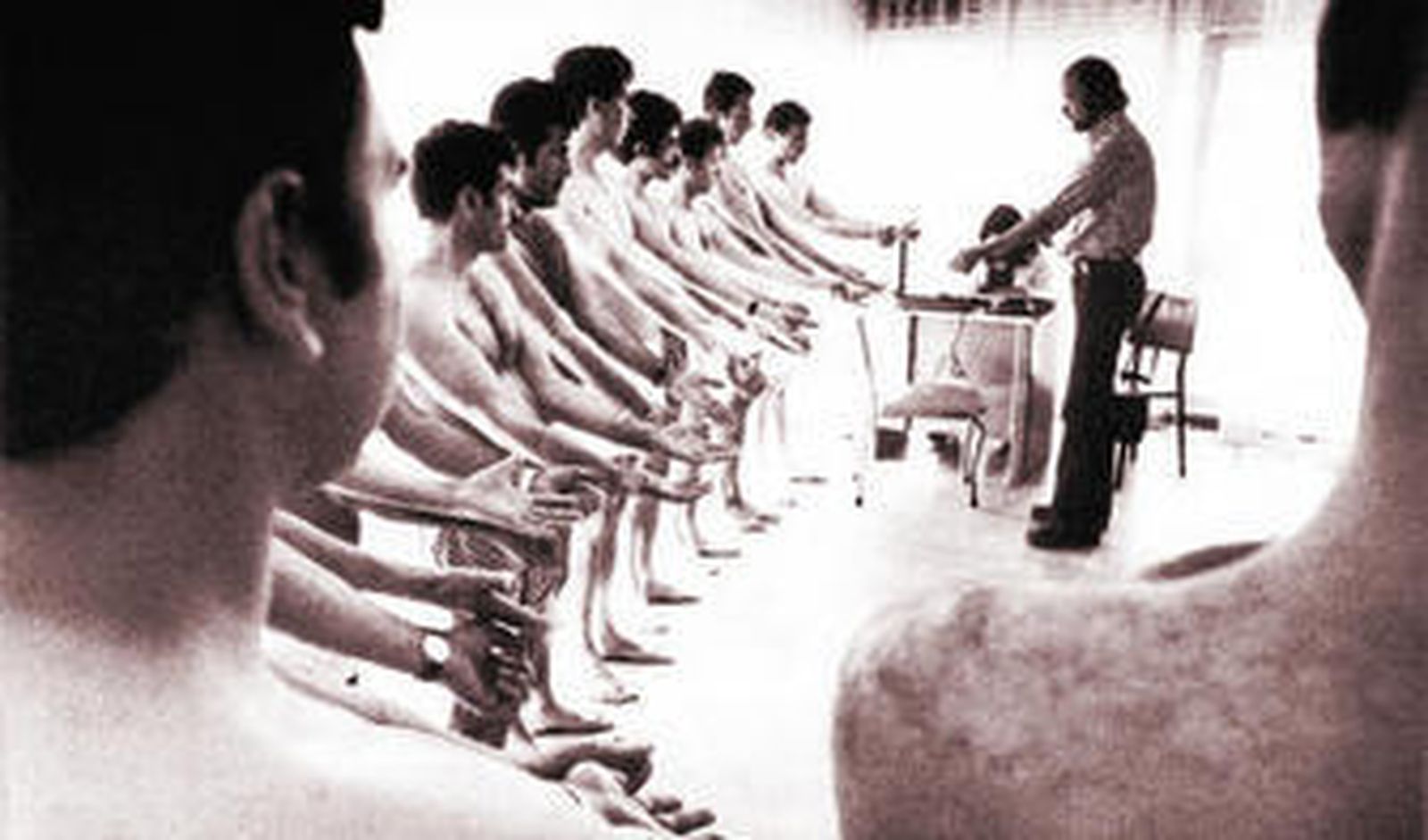 Trabajadores turcos examinados por médicos alemanes en Estambul, en los años 60.