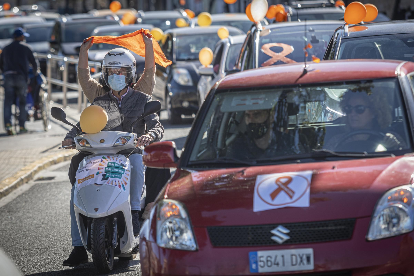 Imágenes de la caravana de coches en Cádiz contra la Ley Celaá
