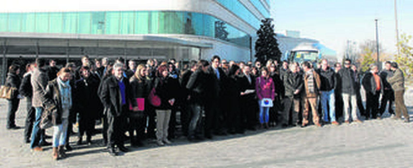 Alcaldes de más de ochenta municipios granadinos gobernados por el PSOE se concentraron antes del pleno ante la puerta principal del edificio.