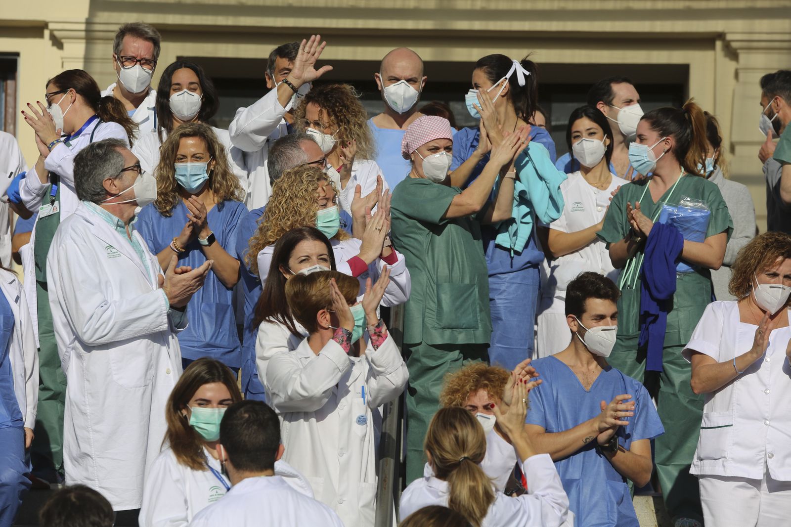 Los sanitarios de Málaga despiden 'el año del coronavirus' y le piden salud a 2021