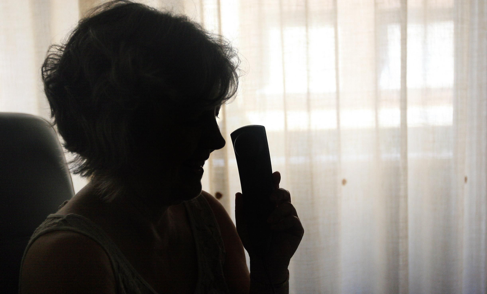 Una voluntaria del servicio atiende una llamada al Teléfono  de la Esperanza.