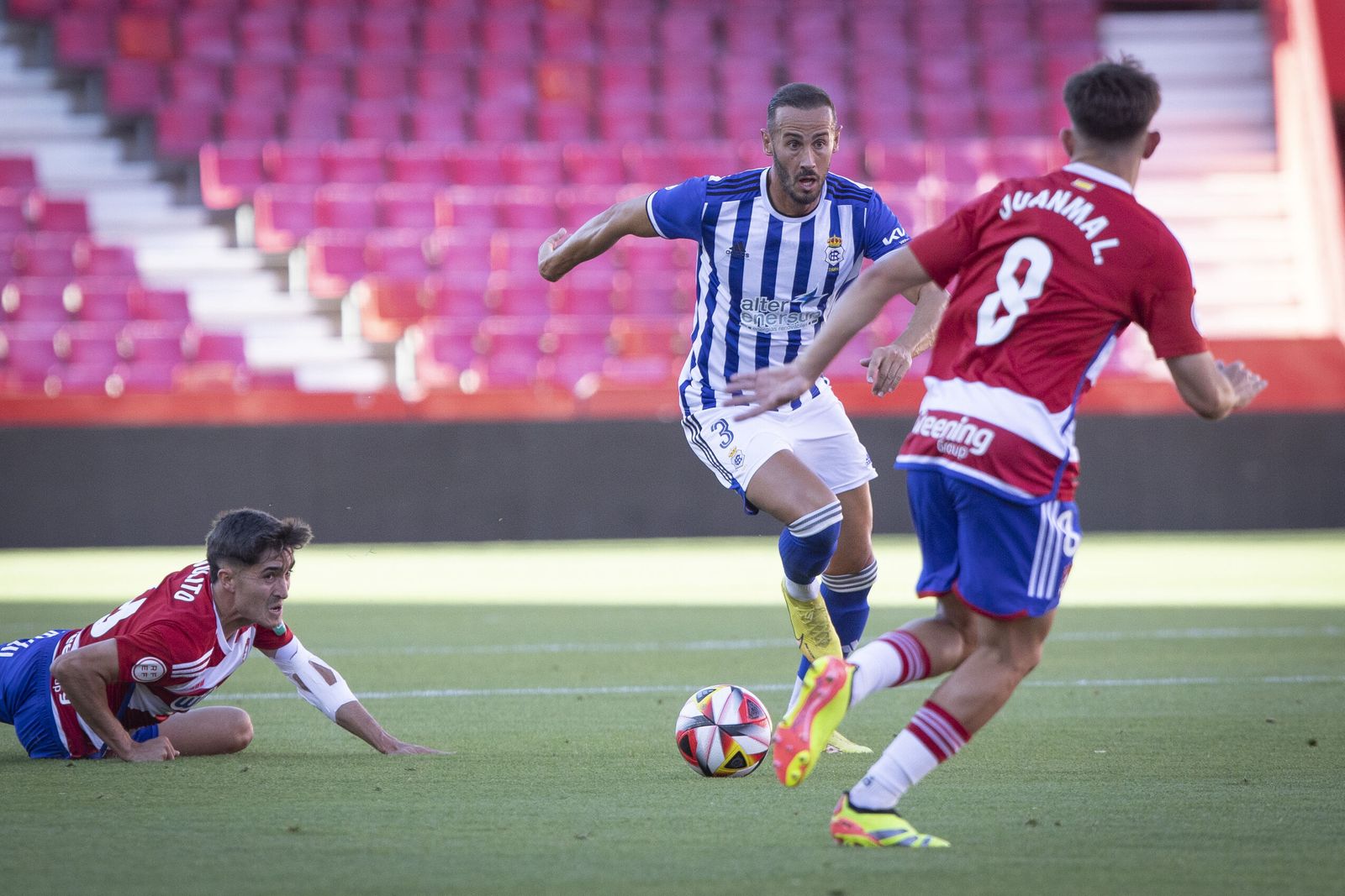Alejandro Gálvez conduce el balón en Granada.