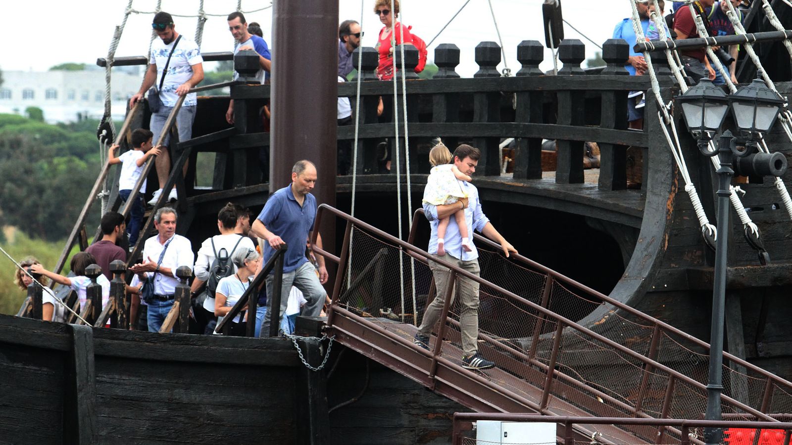 Unos visitantes salen de una de las carabelas.