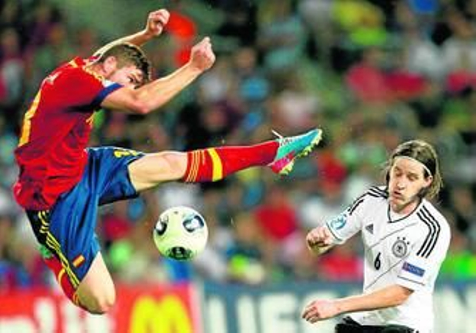 Alberto Moreno salta ante el alemán Rudy durante el encuentro del pasado domingo correspondiente al Europeo sub 21.