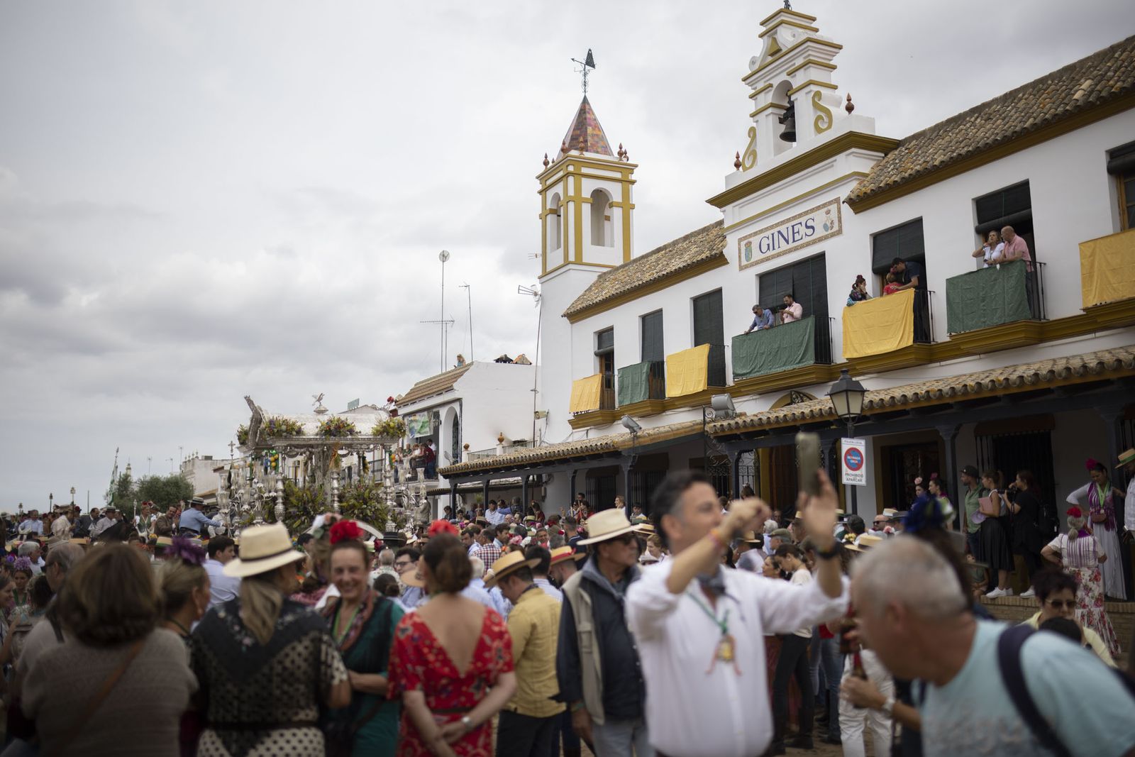El Rocío 2023: Imágenes de ambiente en la aldea durante la presentación de las Hermandades